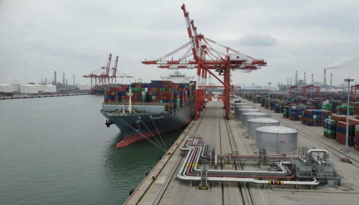 CMA CGM заправила контейнеровоз китайским биометанолом в порту Шанхая