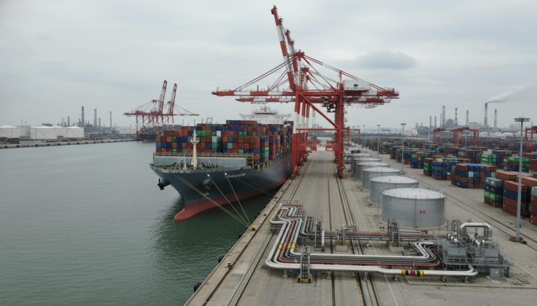 CMA CGM заправила контейнеровоз китайским биометанолом в порту Шанхая